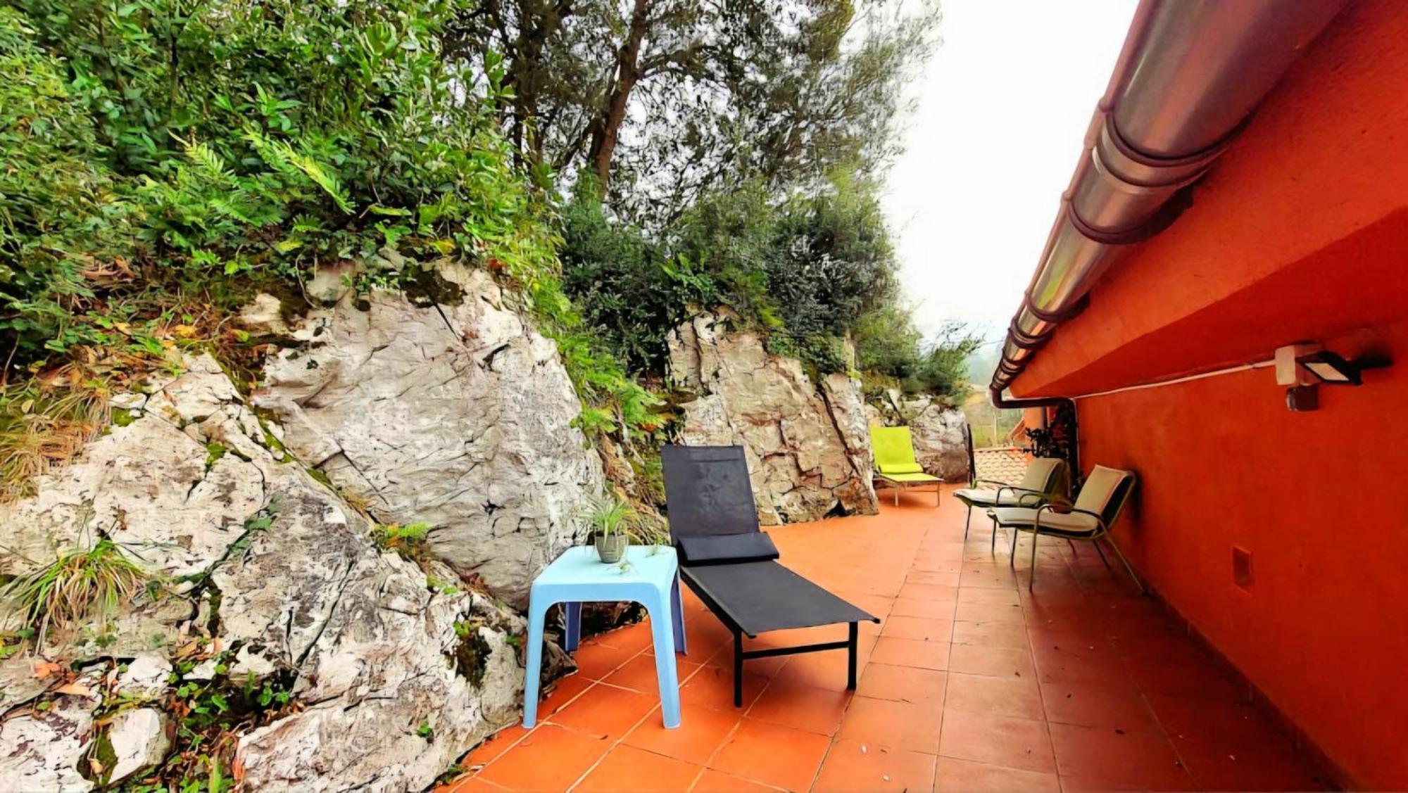 La Cueva De *